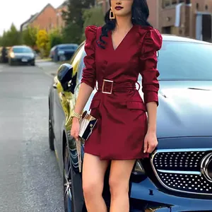 Elegantes weinrotes PU-Leder-Minikleid mit V-Ausschnitt, Puffärmeln und passendem Gürtel für Damen