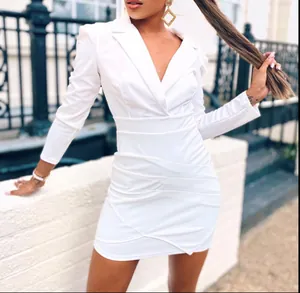 Vista dettagliata dell'abito aderente bianco a maniche lunghe con collo blazer su modella