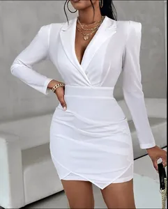 Dettaglio dell'abito blazer bianco a maniche lunghe con design a pieghe aderente