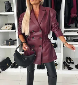 Detailansicht eines weinroten zweireihigen Blazers aus Kunstleder mit betonter Taille