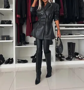 Ganzkörperansicht eines schwarzen Kunstleder-Trenchcoats in einem begehbaren Kleiderschrank
