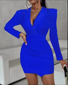 Dettaglio dell'abito blazer blu reale a maniche lunghe con elegante gonna a portafoglio