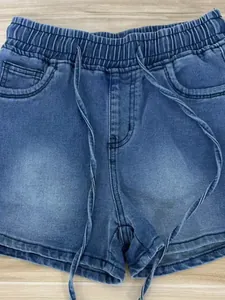 Vista detallada de pantalones cortos vaqueros azules para mujer con cintura elástica y bolsillos