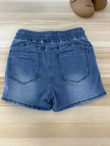 Vista trasera de pantalones cortos vaqueros para mujer con cintura elástica y bolsillos