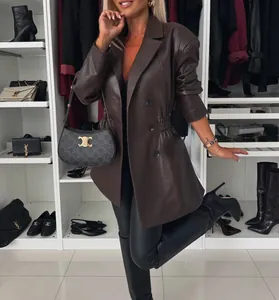 Eleganter brauner Kunstleder-Blazer für Damen in einem stilvollen begehbaren Kleiderschrank