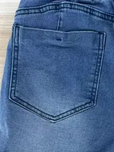 Detalle de primer plano del bolsillo trasero y las costuras de pantalones cortos vaqueros