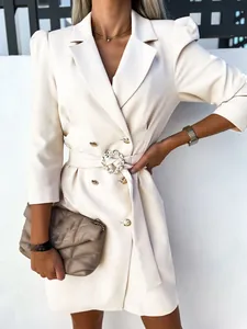 Primo piano di elegante abito blazer con maniche a sbuffo e cintura con fibbia strass