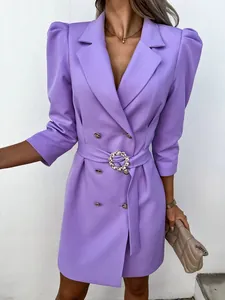 Dettaglio squisito di abito blazer lavanda con maniche a sbuffo e fibbia di cintura