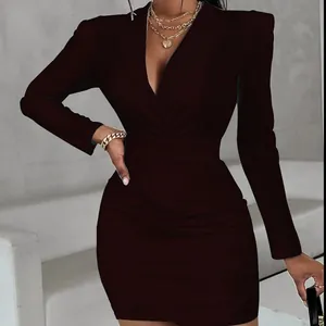 Elegante abito attillato marrone scuro con colletto a blazer e maniche lunghe da donna