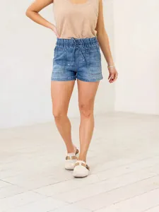 Pantalones cortos de mezclilla para mujer con cordón ajustable y cintura elástica.