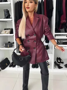 Gabardina de cuero sintético burdeos de manga larga para mujer en un vestidor elegante.