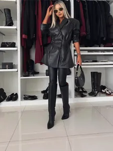 Elegante gabardina de cuero sintético negro para mujer, ideal para la oficina