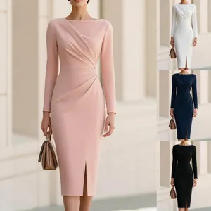 Détails de la taille plissée et de la fente latérale sur une robe midi moulante à manches