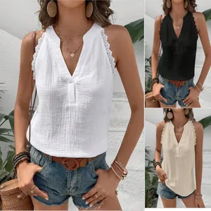 Dettaglio di un top estivo da donna con scollo a V e bordo in pizzo