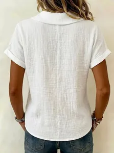 Vue arrière montrant la texture du tissu d'un chemisier blanc décontracté en lin coton