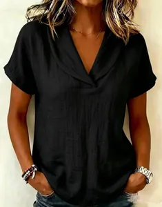 Vue détaillée d'une chemise noire en coton et lin pour femmes avec col en V décontracté