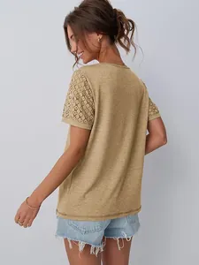 Vista posteriore di una t-shirt beige da donna con eleganti maniche in pizzo e vestibilità.
