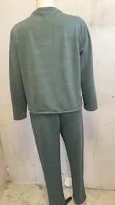 Detaillierte Rückansicht eines salbeigrünen zweiteiligen Rippstrick-Sets aus Pullover und Hose