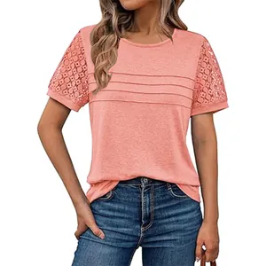 Dettaglio delle eleganti maniche in pizzo e del petto a pieghe su questa t-shirt rosa.