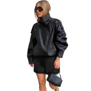 Stilvolle übergroße Damen PU-Leder Bikerjacke in Schwarz für moderne Herbst-Outfits.