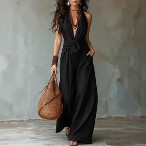 Elegante zwarte mouwloze halter jumpsuit met wijde pijpen en een modieuze strikceintuur