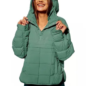 Elegante giacca trapuntata verde con cappuccio, vestibilità comoda per un look invernale