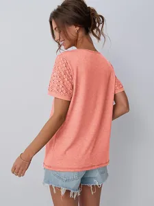 Vista posteriore di una t-shirt corallo a maniche corte con eleganti dettagli in pizzo.