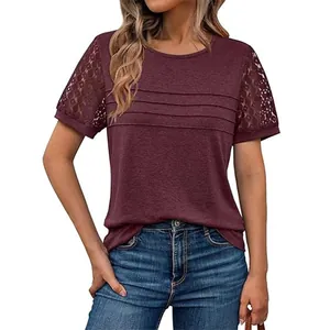 Elegante t-shirt bordeaux da donna con maniche in pizzo e dettagli pieghettati