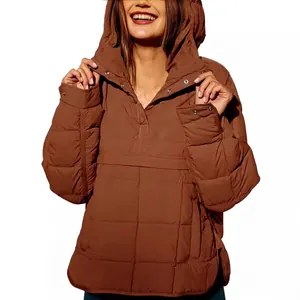 Giacca pullover trapuntata marrone oversize da donna con cappuccio.