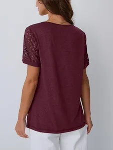 Vista posteriore dettagliata della t-shirt bordeaux da donna con eleganti maniche in pizzo