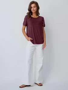 Elegante t-shirt bordeaux da donna con maniche corte e dettagli in pizzo traforato.
