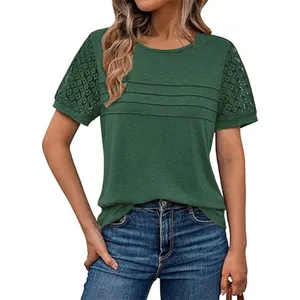 Vista dettagliata della t-shirt verde da donna con eleganti maniche in pizzo traforato
