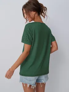 Vista posteriore di una t-shirt verde da donna con eleganti maniche in pizzo traforato