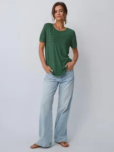 Elegante maglietta verde da donna con maniche in pizzo traforato e raffinato dettaglio plissettato