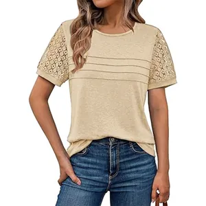Elegante maglietta beige con maniche in pizzo traforato e dettagli a pieghe estivi
