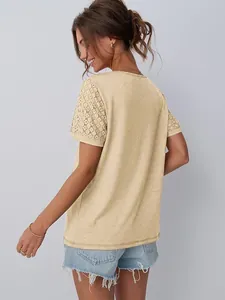 Vista posteriore di una maglietta da donna a girocollo con maniche in pizzo beige