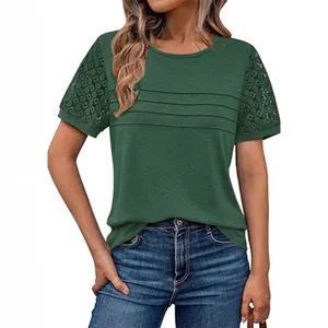 Elegante t-shirt verde con scollo rotondo e maniche corte in pizzo traforato estiva