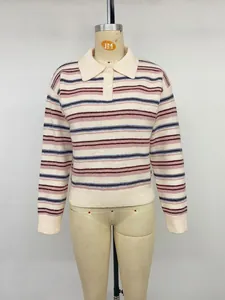 Vue détaillée d'un pull en maille à col polo rayé avec des lignes roses et bleues