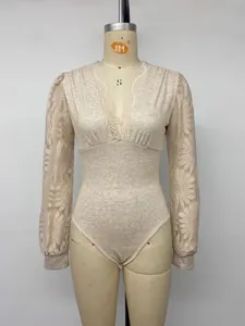 Elegante body beige de corte ajustado con cuello en V y mangas largas de encaje girasol