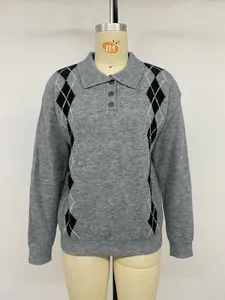 Dettaglio ravvicinato di un maglione grigio in maglia a rombi con colletto polo