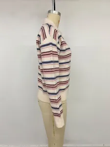 Vue latérale d'un pull en tricot à rayures avec col polo sur un mannequin