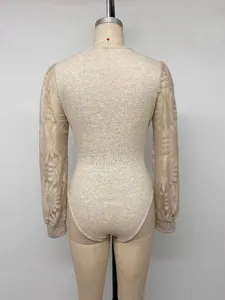 Vista posterior detallada de un body ajustado con elegantes mangas de encaje.
