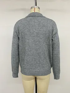 Vista posteriore di un maglione grigio a maglia con motivo a rombi sulle spalle su manichino