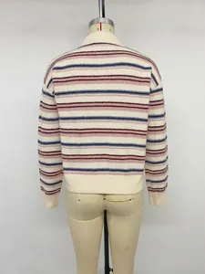 Vue arrière d'un pull en maille à rayures avec col polo et épaules tombantes