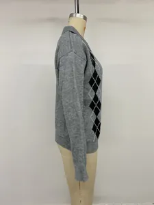 Vista laterale di un maglione grigio a maniche lunghe con classico motivo a rombi argyle.
