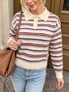 Vue détaillée d'un pull en maille rayé à col polo pour femme, coupe décontractée.