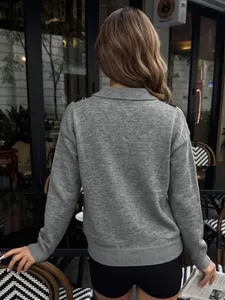 Vista posteriore di un maglione grigio lavorato a maglia con motivo a rombi