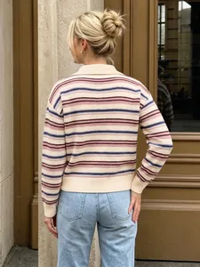 Détail de la vue arrière d'un pull en maille à rayures avec un col polo décontracté
