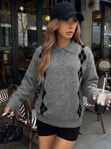 Vista dettagliata di un maglione grigio in maglia a rombi da donna con colletto polo
