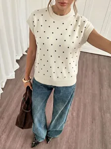 Lässiger weißer ärmelloser Strickpullover mit dunklen Punkten in lockerer Passform
